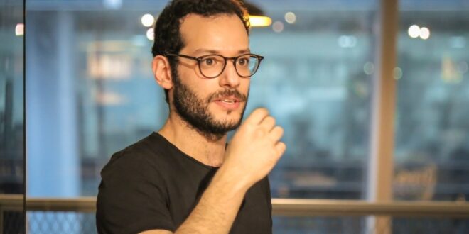 عازف “مشروع ليلى” فراس أبو فخر يفوز بجائزة “بافتا” عن مسلسل “قصة شميمة بيجوم”