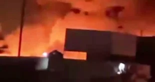 لحظة سيطرة الحماية المدنية على حريق ضخم فى مصنع تنر ودهانات بـ6 أكتوبر